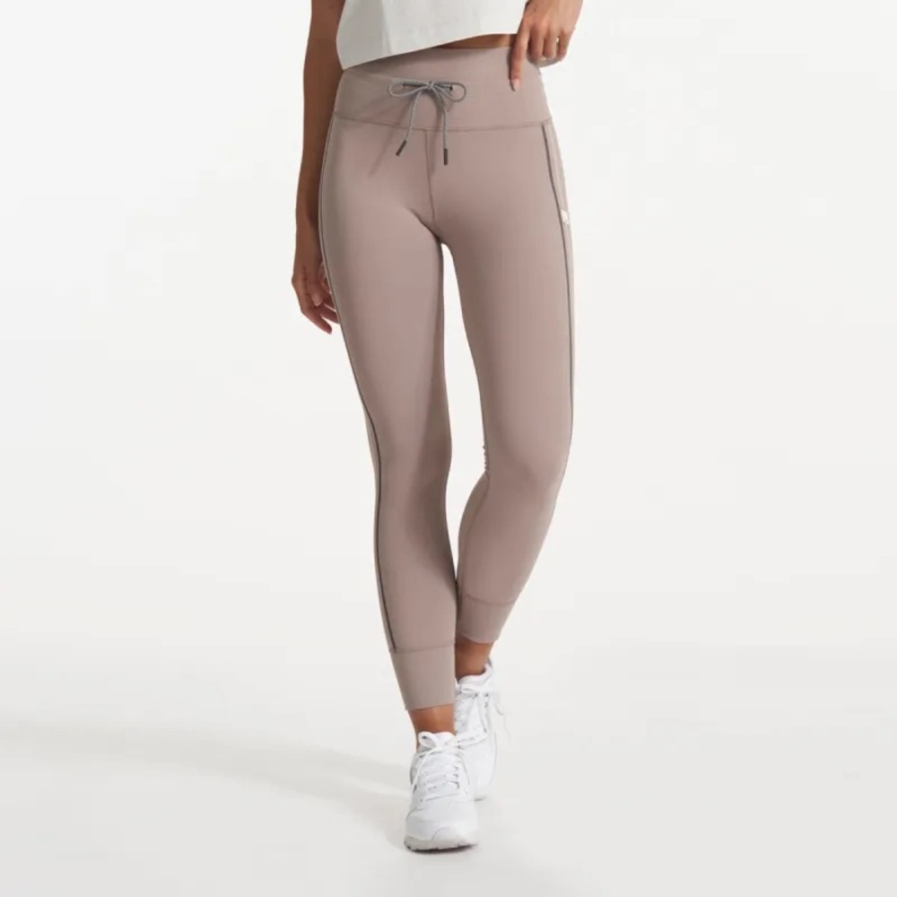 Vuori High-Rise Pocket Leggings in Taupe